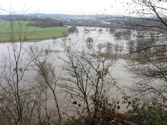 Blick auf das Hochwasser der Ruhr von der Isenburg