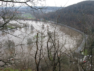 Blick auf das Hochwasser der Ruhr von der Isenburg