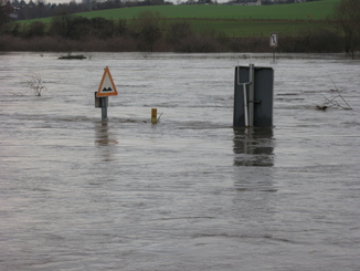 Hinweis-/Infoschilder versinken im Hochwasser