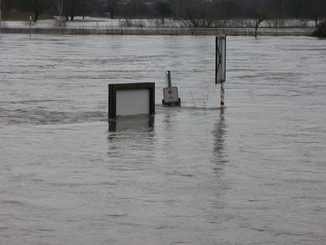 Hinweis-/Infoschilder versinken im Hochwasser